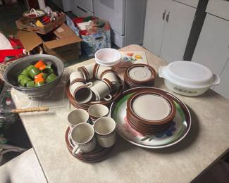 vintage brown trim stonewear and pyrex vintage corning bowls 