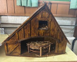 very cool large manger hand made. Cool design . I have never seen one like this. 