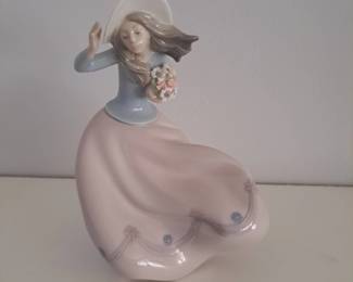 Woamn with Hat Lladro