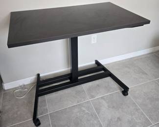 Adjustable standing desk