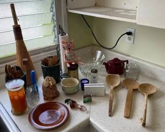 AKC046 Lot of Miscellaneous Kitchen and Household Goods