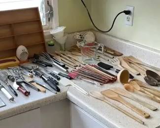 AKC035 - Assorted Kitchen Utensils - Wooden Spoons, Spatulas, Whisks & More