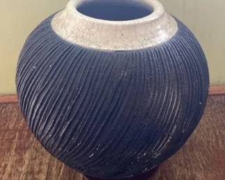 AKC059 Beautiful Vintage Raku-Fired Vase Textured Body & Crackle Glazed Neck w/Koa Wood Base
