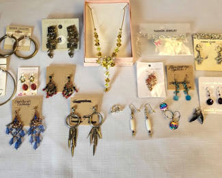 Lot 40: Lot of 20 Costume Jewelry Earrings