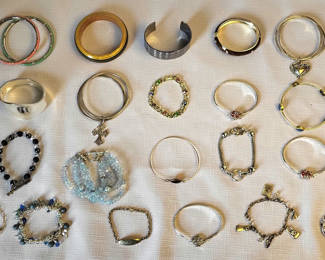 Lot 39: Lot of 28 Costume Jewelry Bracelets