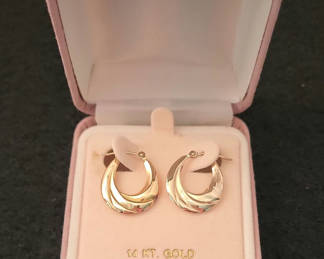 Lot 32: Pair of 14k Gold Earrings