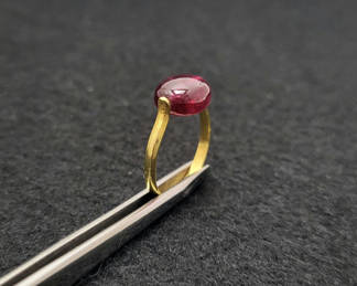Lot 91: 18k Gold Ring w/ Pink Spinning Gem Stone