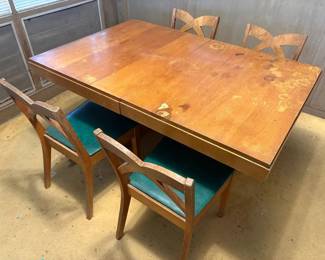 WWS001 - Extending Dining Table With Four Chairs 