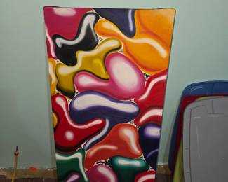                This painting is in the style of Kenny Scharf, a prominent figure in the 1980s New York East Village art scene alongside contemporaries like Keith Haring and Jean-Michel Basquiat.Artistic Style: Scharf is known for "Pop Surrealism," a style that blends vibrant, fluid organic forms inspired by cartoons and pop culture with street art spontaneity.