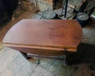 Drop leaf pine table