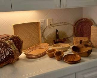 BE287Basket And Wood Haven