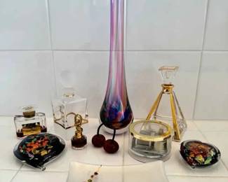 BE134Perfume Bottles And Music Box