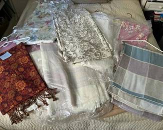 BE185Assortment Of Beautiful Table Linens