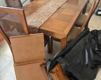 BE269Henreden Dining Table And Chairs