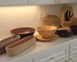 BE298Cooking In Style With Wooden Bowls And Woven Baskets