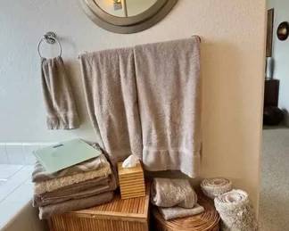 BE128Linen Baskets And Towels