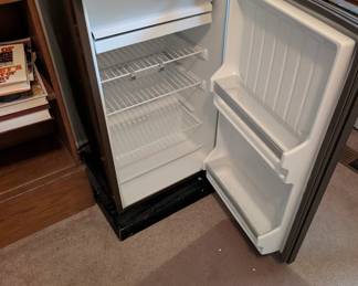 Dorm refrigerator 
