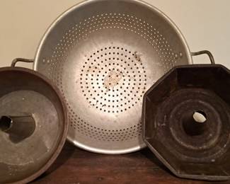 BUNDT PANS & STRAINER
