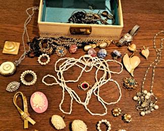 COSTUME JEWELRY LOT