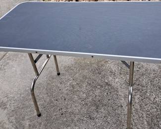 GROOMING TABLE