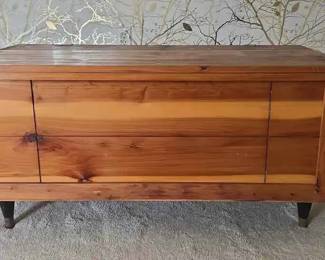 LU166Vintage Cedar Chest