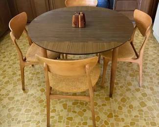 LU115VMid Century Table With Chairs 