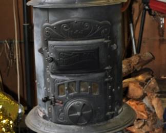 Antique Round Oak Wood Stove - 18-T-3 P.D. Beckwith - Collector Quality