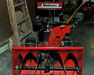 32" 10hp Bolens Snow Blower Like New with Chains