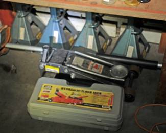1 Heavy Duty Hydraulic Jacks & 4 Jack Stands 