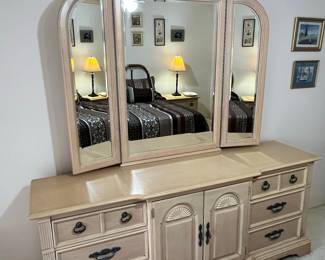 Thomasville Light Wood Traditional Dresser with Tri-Fold Mirror