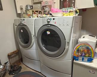 Nice washer and dryer set on pedestals
