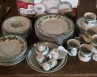 Fairfield 'Wintergreen' pattern china, service for 8