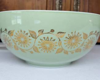 Vintage Pyrex Medallion Cinderella mixing bowl 