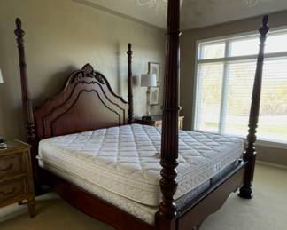 4-poster king bed