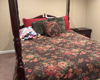 POSTER BED - QUEEN