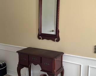 PARLOR TABLE & MIRROR - VASE