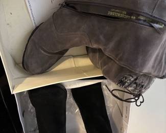 BOOTS 91/2 WOMEN'S SHOES
