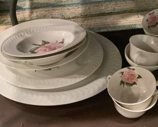 There are many pieces to this vintage set.