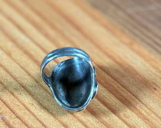 This lot features a beautiful sterling silver ring with what appears to have mother of pearl inlay. Signed, “touchine” and comes in a size 7.
