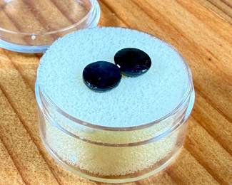 This lot features a pair of Sapphire gemstones (3.60 carats).