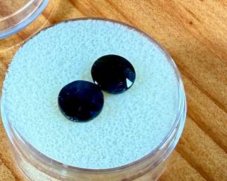 This lot features a pair of Sapphire gemstones (3.60 carats).