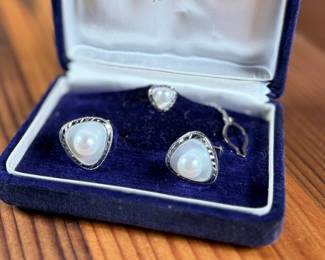 This lot features a cufflink set made of silver and housing genuine pearls.