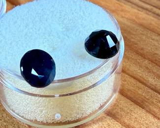This lot features a pair of Sapphire gemstones (3.60 carats).