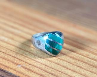 This lot features a sterling silver ring with Malachite inlay in a size 10.5 with a total approx. weight of 16.37 grams.