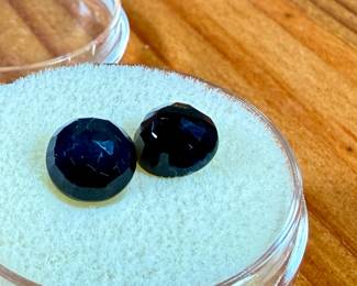 This lot features a pair of Sapphire gemstones (3.60 carats).