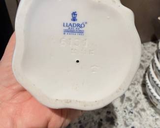 Lladro 6131 'Girl with Flowers' Figurine