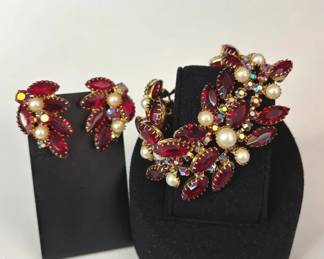 Red Faceted Glass Beaded Vintage Bracelet * Clip on Earrings Jewelry Set