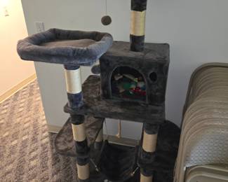 Cat station, excellent condition!