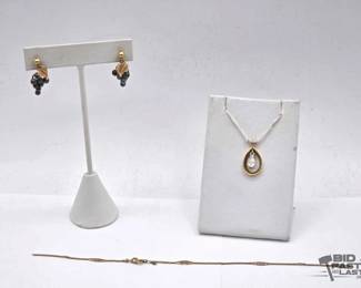 722 14kt Earrings, Pendant and Necklace, 6.9g