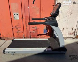 7700 True CS400 Treadmill